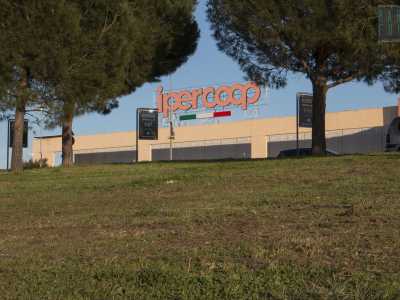 Ma proprio mentre siamo di fronte all�ingresso dell�Ipercoop... 
